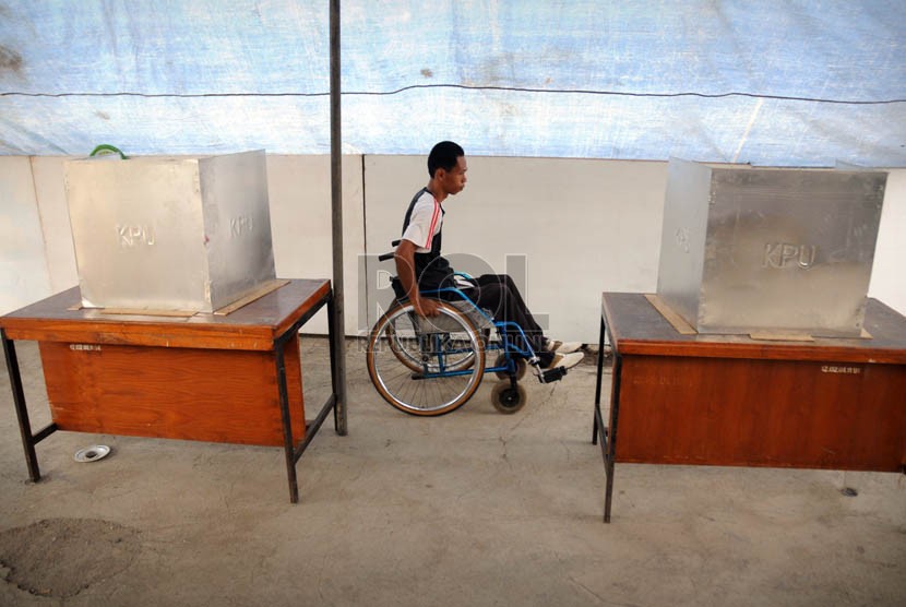  Warga Jakarta penyandang disabilitas tuna daksa menggunakan hak suaranya dalam Pilkada DKI Jakarta putaran kedua.  (Aditya Pradana Putra/Republika)