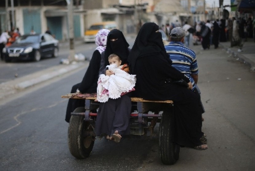 Warga Palestina berjalan menuju bus setelah melintasi Jalur Gaza menuju Israel lewat perbatasan Erez