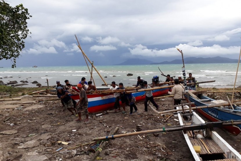 Warga jemput keluarganya di Pulau Sebesi menggunakan perahu bagan nelayan.