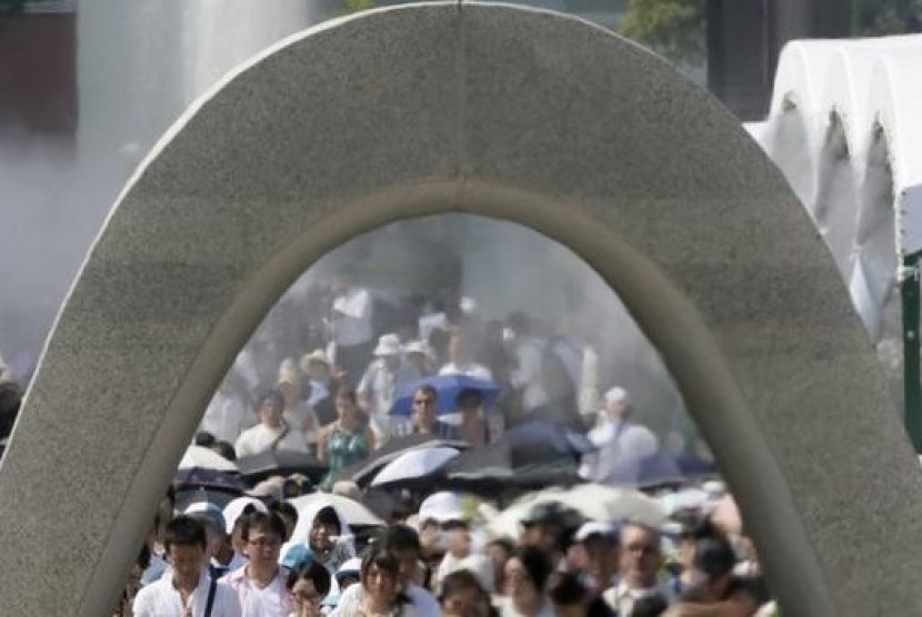 Warga Jepang berdoa untuk korban bom atom 70 tahun lalu di Hiroshima Peace Memorial Park , Kamis (6/8).