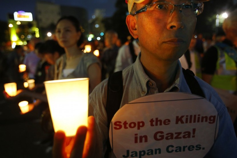 Warga Jepang di Tokyo, Senin (21/7) melakukan demonstrasi menentang aksi agresi militer Israel ke Gaza.