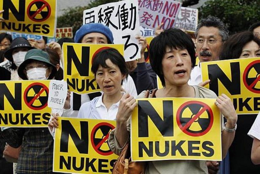 Warga Jepang melakukan protes terhadap penggunaan energi nuklir