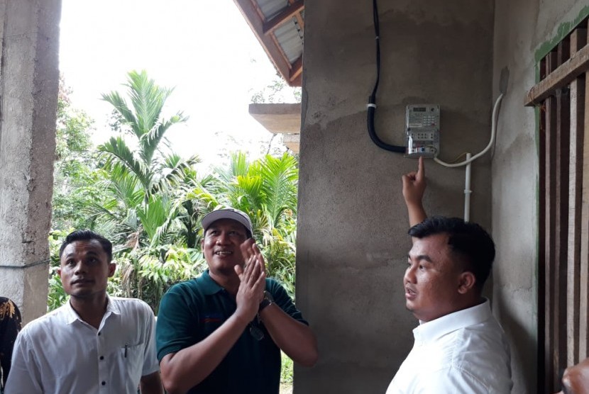 Warga Jorong Lubuk Labu di Kabupaten Dharmasraya, Sumbar menyaksikan peresmian sambungan listrik setelah puluhan tahun menunggu.  