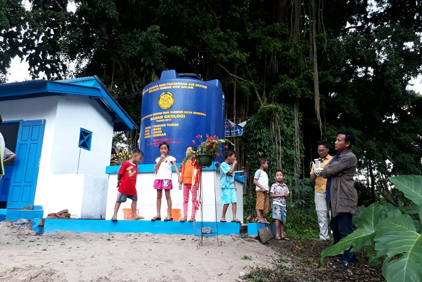 Warga Jorong Titih, Nagari Padanag Tarok, Agam, Sumbar kini memiliki akses air bersih. Selama puluhan tahun, warga harus rela berjalan berkilo-kilo meter demi memperoleh air bersih. 