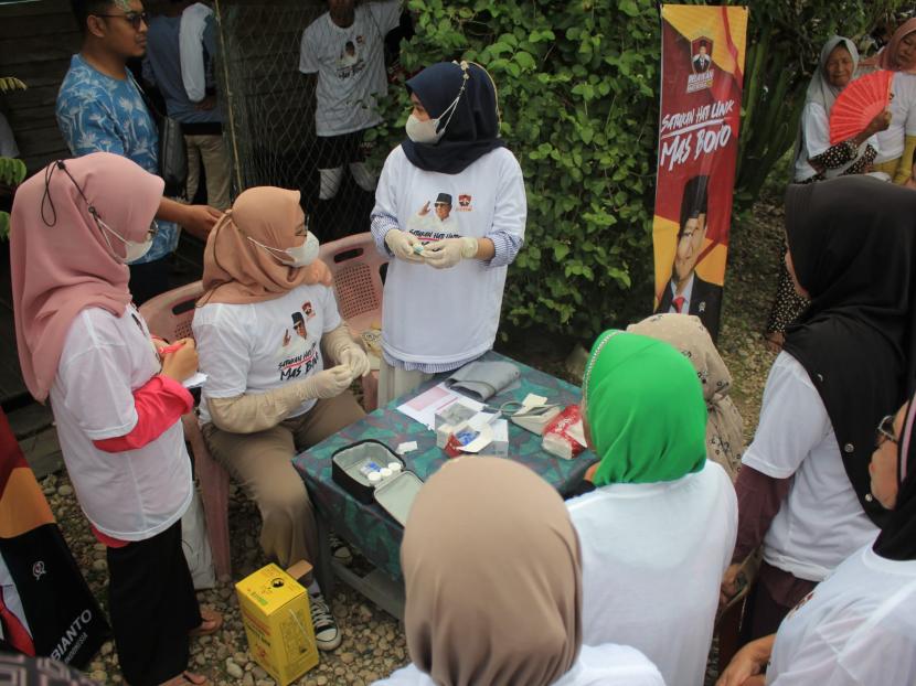 Warga Kabupaten Banjar, Jawa Barat tampak antusias mengikuti cek kesehatan gratis. 