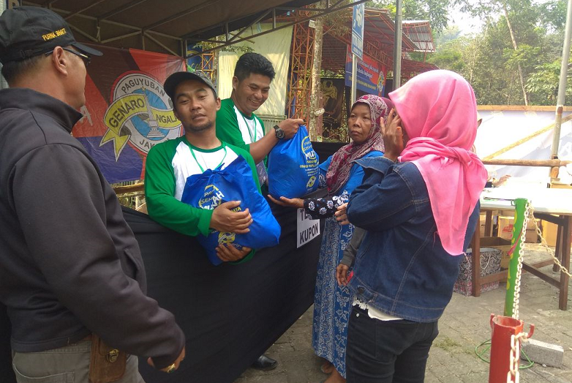 Warga Kabupaten Malang menyerbu pasar sembako murah di Eco Wisata Coban Kethak, Kecamatan Kasembon, Kabupaten Malang, Selasa (5/6). 