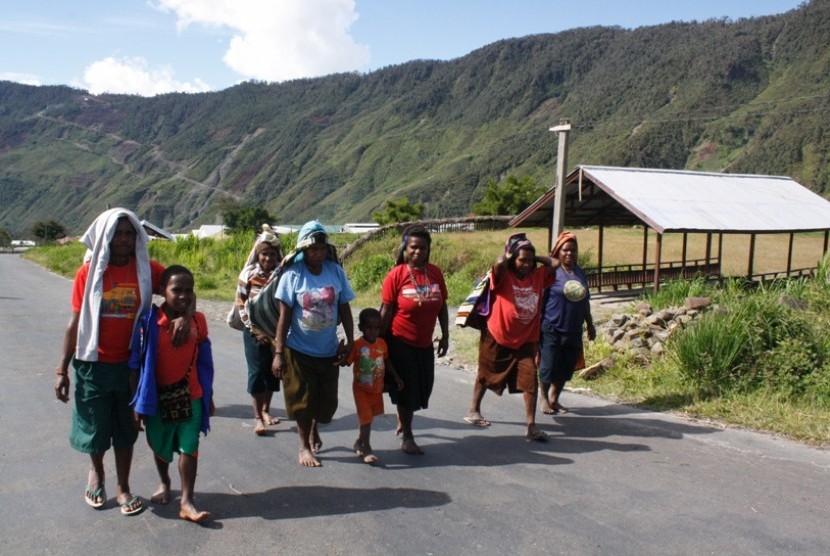 Warga Kabupaten Mulia, Provinsi Papua, saat berangkat ke pasar.
