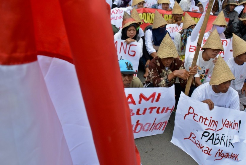 Warga Kabupaten Rembang pendukung pembangunan pabrik semen membawa poster saat berunjuk rasa di Semarang, Jawa Tengah, Selasa (13/12). 