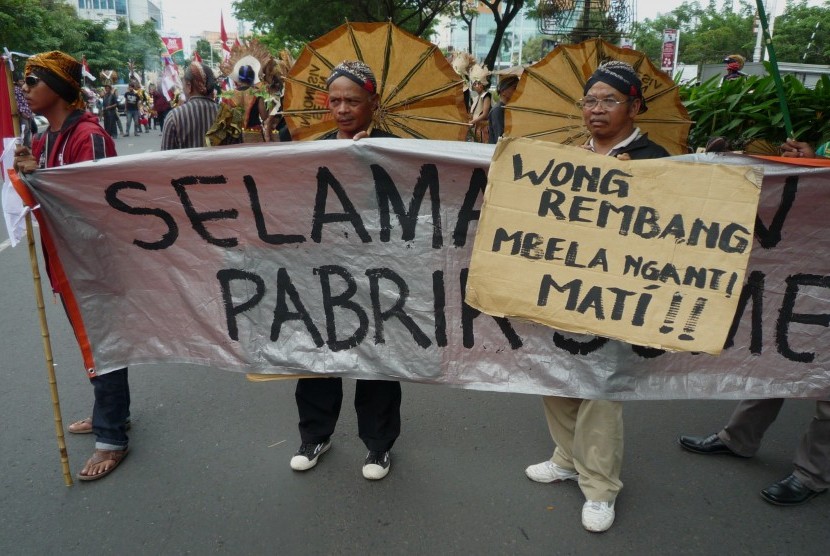 Warga Kabupaten Rembang pendukung pembangunan pabrik semen membentangkan spanduk dan poster saat berunjuk rasa di Semarang, Jawa Tengah, Selasa (27/12). M