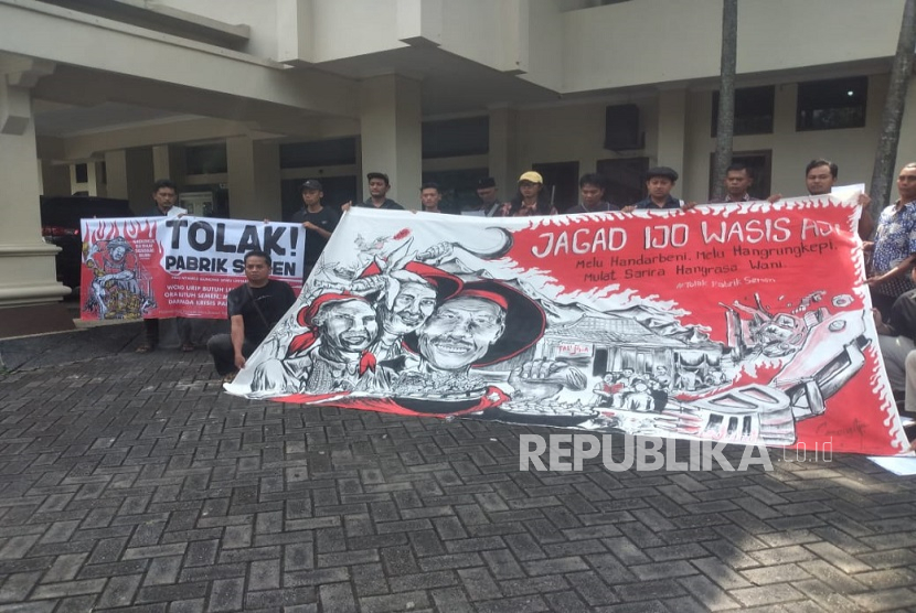 Warga Kabupaten Wonogiri, yang tergabung dalam Paguyuban Tali Jiwa, mendatangi Kantor Dinas Lingkungan Hidup dan Kehutanan (DLHK) Jawa Tengah (Jateng) di Kota Semarang, Senin (2/6/2025). Mereka datang untuk menyerukan agar rencana pembangunan pabrik semen dan pertambangan batu gamping di Kecamatan Pracimantoro disetop.