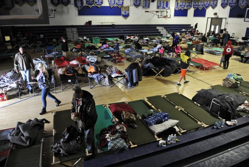 Warga Kalifornia, AS mengungsi di gimnasium Sutter High School, Senin (13/2). Warga di wilayah sekitar bendungan Oroville diminta mengungsi karena dinding bendungan rusak.