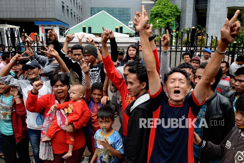 Warga Kalijodo melakukan aksi di depan kantor DPRD DKI Jakarta, Jumat (19/2).