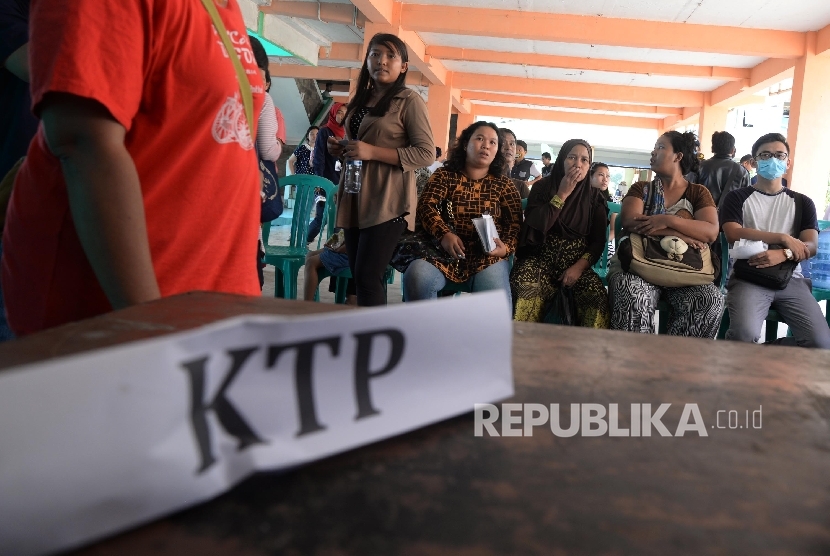 Warga Kalijodo mengantri untuk mendapatkan kunci Rusunawa Marunda Blok 11, Cilincing, Jakarta Utara, Senin (22/2). (Republika/Yasin Habibi)