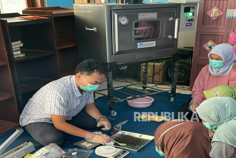 Warga Kampung Batuloceng Lembang, Sulap Limbah Kopi jadi Produk Bermanfaat