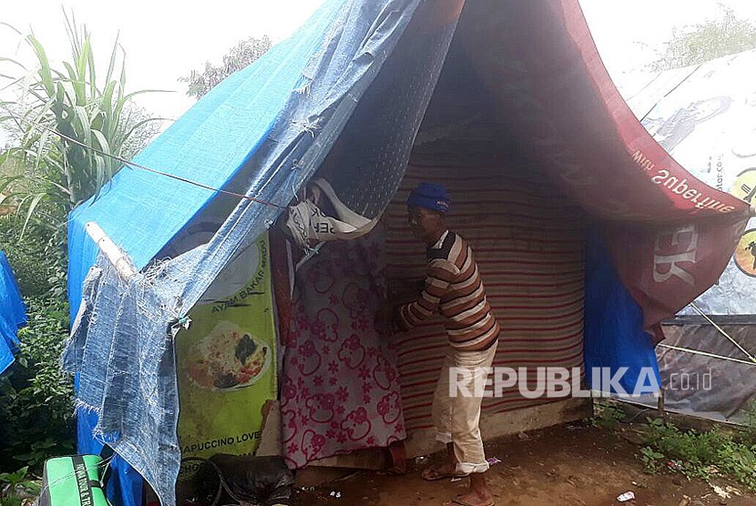 Warga Kampung Bolero, Desa Dayeuhkolot, Kabupaten Bandung terpaksa tinggal di tenda terpal di bantaran Sungai Citarum karena rumah mereka sering terendam banjir, (7/2). Hampir dua tahun lebih mereka bolak balik tinggal di tenda yang didirikan oleh warga.