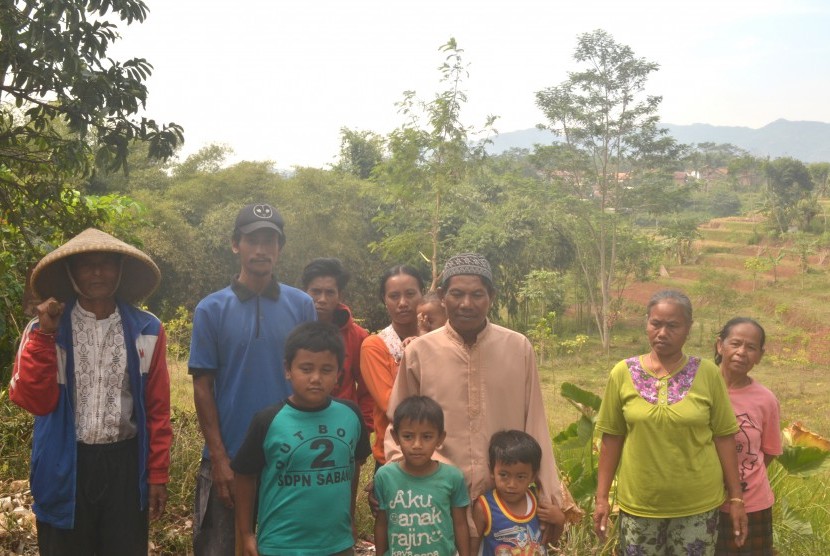 Warga Kampung Cisema, Desa Mangunjaya, Kecamatan Arjasari, Kabupaten Bandung.