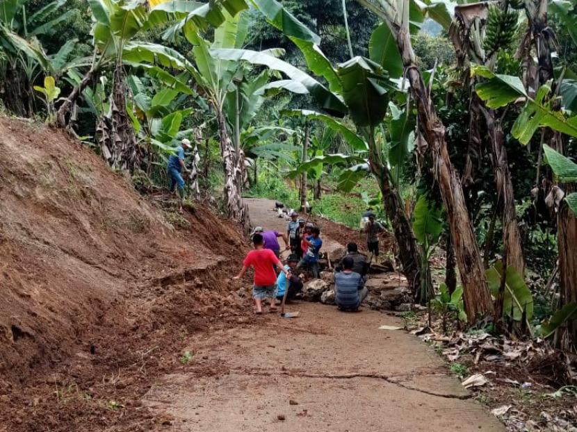 Pergeseran tanah.ilustrasi Kampung Curug, Desa Bojong Koneng, Kecamatan Babakan Madang, Kabupaten Bogor mengalami pergeseran tanah pada Rabu (14/9/2022) akibat curah hujan tinggi. 