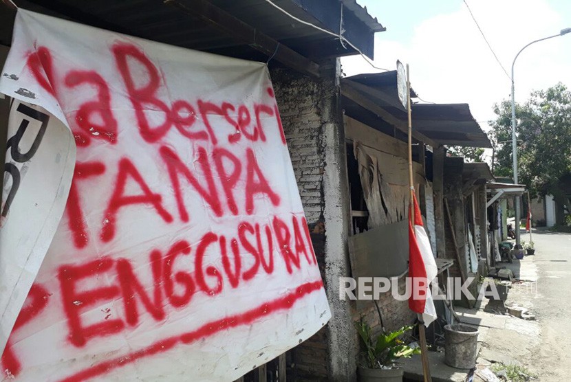 Warga kampung Jebres Tengah memasang spanduk bertuliskan penolakan penggusuran oleh Pemkot Solo