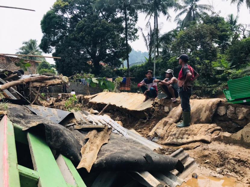 Warga Kampung Kadaung, Desa Rengasjajar, Cigudeg, Kabupaten Bogor sedang membersihkan bekas banjir yang melanda kampung tersebut.