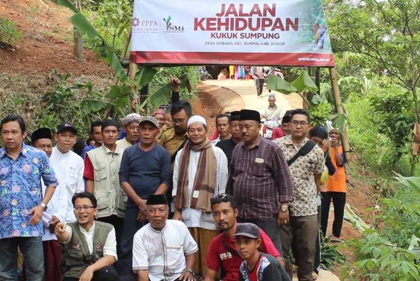 Warga Kampung Kukuk Sumpung dan Tim PPPA Daarul Quran