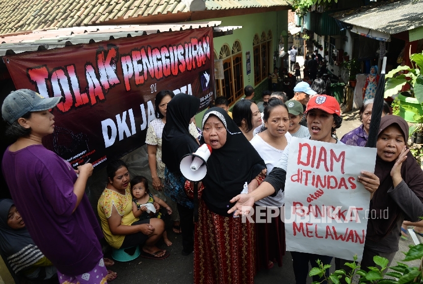 Warga kampung lauser melakukan aksi memblokir akses menuju perkampungannya di kawasan Kebayoran Baru, Jakarta Selatan, Senin (9/5). (Republika/ Yasin Habibi)