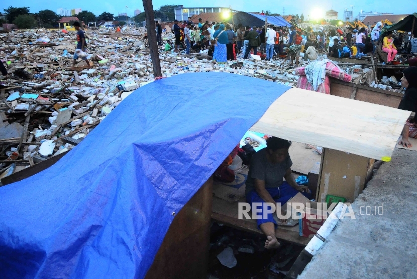 Warga Kampung Luar Batang korban penggusuran bertahan dibawah terpal di Penjaringan, Jakarta Utara, Selasa (19/4).  (Republika/Agung Supriyanto)