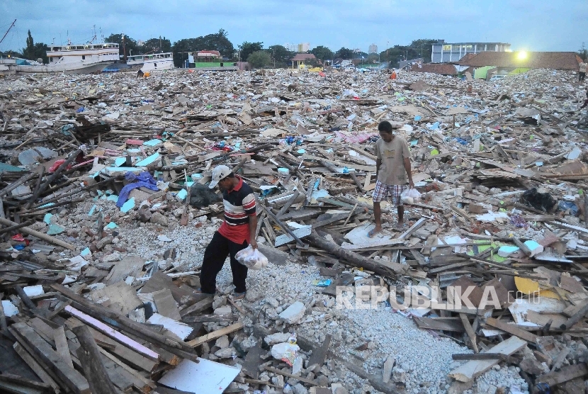  Warga Kampung Luar Batang korban penggusuran melintas diantara reruntuhan di Penjaringan, Jakarta Utara, Selasa (19/4). (Republika/Agung Supriyanto)