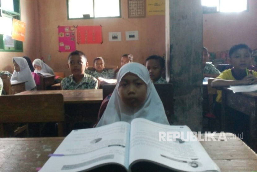 Warga Kampung Nagarakasih Kaler, Kelurahan Kersanegara, Kecamata Cibeureum, Kota Tasikmalaya, Melly  Faridatul Fuadah tetap semangat sekolah meski mengalami kelumpuhan, Kamis (18/5). Ia kesekolah dengan digendong ayahnya.