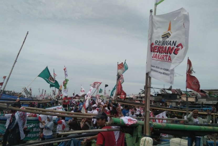 Warga Kampung Nelayan Cilincing mengikuti 'Parade Nelayan Tolak Reklamasi' Anies Baswedan-Sandiaga Uno di Cilincing, Jakarta Utara, Rabu (8/2). Parade ini bertajuk 'Laut Berdaya, Nelayan Berjaya, Reklamasi tak Perlu Ada'.