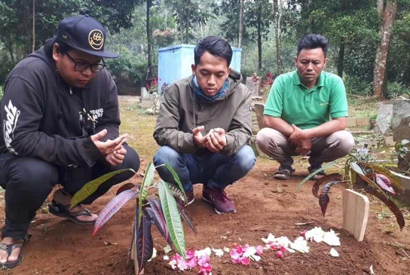 Warga Kampung Pasir Muncang, Desa Pusakmulya, Kecamatan Kiara Pedes, Purwakarta, sedang berdo'a di makam bayi malang Dian Asriani yang dikubur oleh ibu kandungnya dalam kondisi hidup, Ahad (21/4).