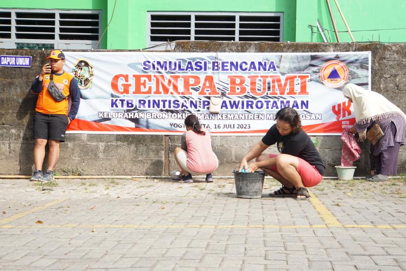 Warga Kampung Prawirotaman Kota Yogyakarta menggelar simulasi bencana alam gempa bumi  di halaman Just Playon Prawirotaman, Ahad (16/7/2023).