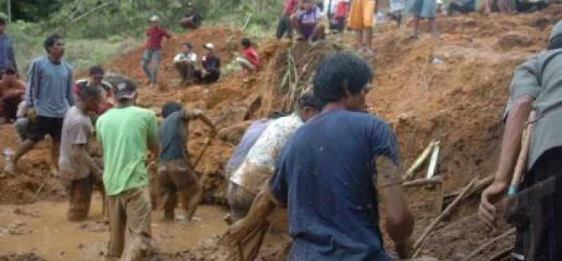 Warga Kampung Sawah Peuteuy, Garut, bergotong royong membersihkan tumpukan tanah akibat bencana longsor pada Ahad (8/5).