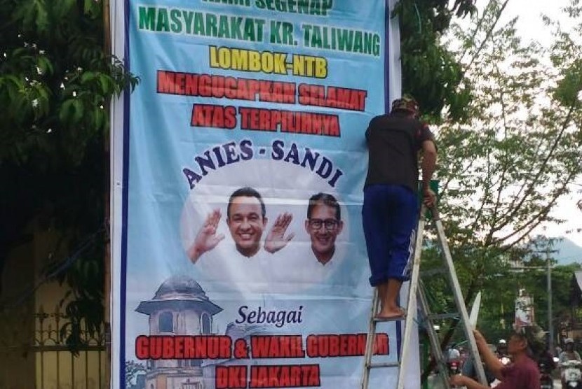 Warga Karang Taliwang, Mataram, NTB, memasang spanduk ucapan selamat atas kemenangan Anies-Sandi pada Rabu (19/4).