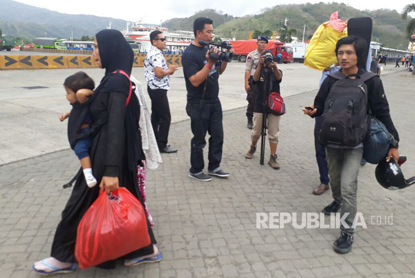 Warga Karangasem, Rozi (kanan), bersama ibu dan adiknya tiba di Pelabuhan Lembar, Lombok Barat, NTB, Senin (25/9) sore. Rozi dan keluarga merupakan satu dari sekian banyak warga Bali yang memilih mengungsi ke tempat keluarganya di Lombok menyusul aktivitas Gunung Agung.