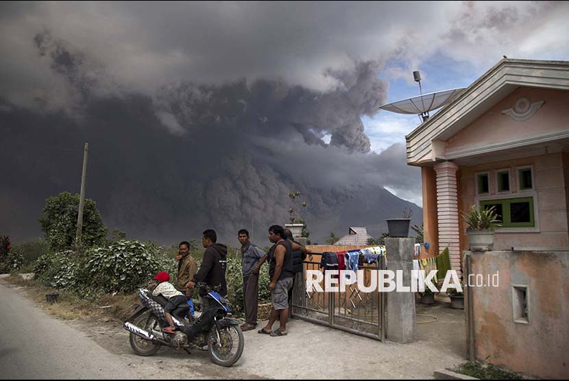 Warga Karo, Sumatra Utara menyaksikan erupsi Gunung Sinabung.