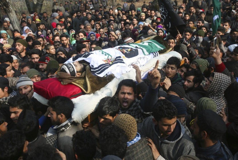 Warga Kashmir membawa janazah gerilyawan yang tewas Fardeen Ahamed saat pemakamannya, 45 kilometer selatan Srinagar, Kashmir, Senin (1/1). 