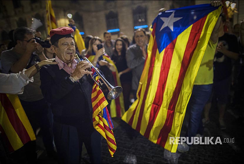 Warga Katalunya berkumpul di luar Gedung Palau Generalitat di Barcelona,