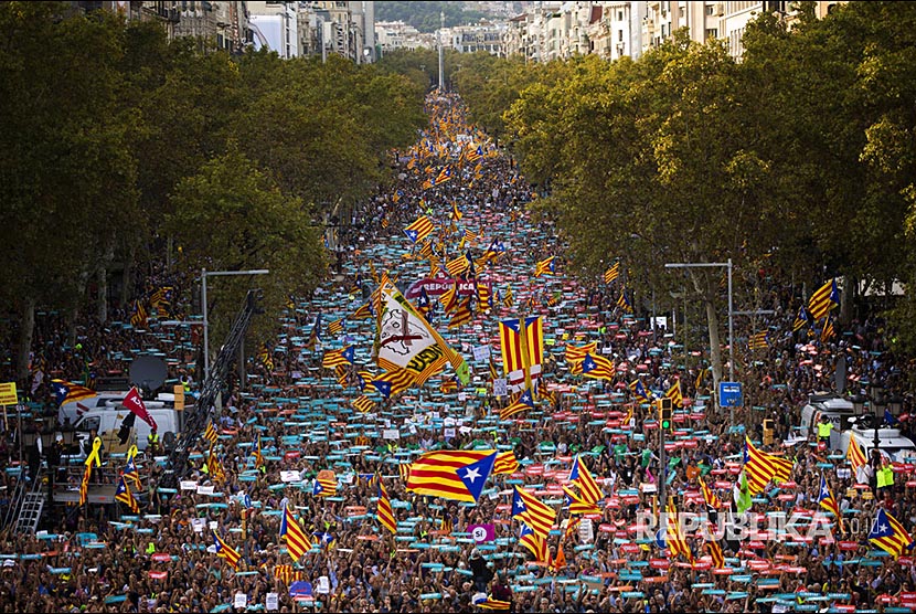 Warga Katalunya berunjuk rasa memprotes keputusan Pengadilan Nasional memenjarakan pemimpin oposisi Katalunya oleh pemerintas Spanyol di Barcelona,