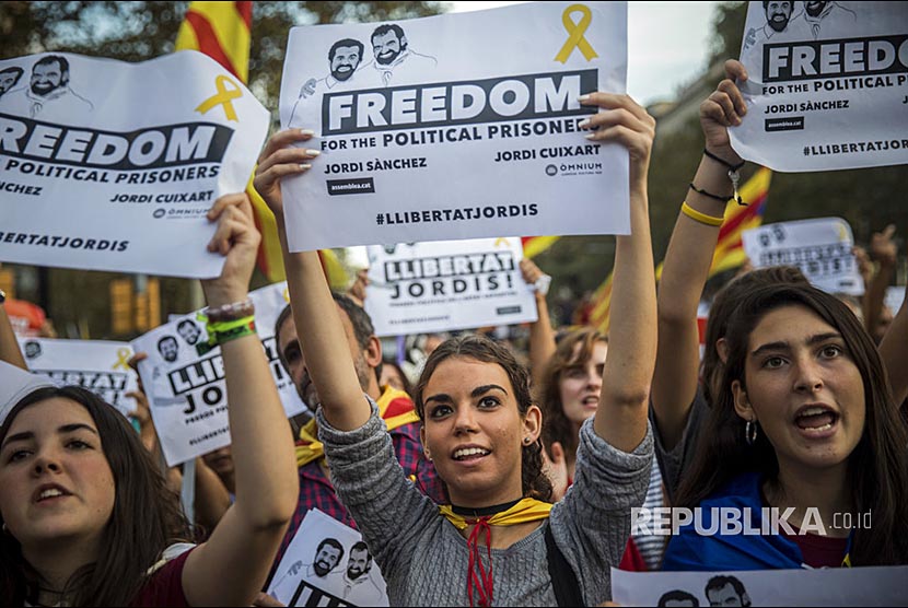 Warga Katalunya berunjuk rasa memprotes keputusan Pengadilan Nasional memenjarakan pemimpin oposisi Katalunya oleh pemerintas Spanyol di Barcelona,
