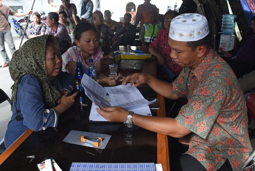 Warga kawasan Pasar Ikan menyerahkan data untuk pendataan relokasi warga di posko relokasi revitalisasi kawasan Wisata Bahari, Jakarta, Jumat (1/4). 