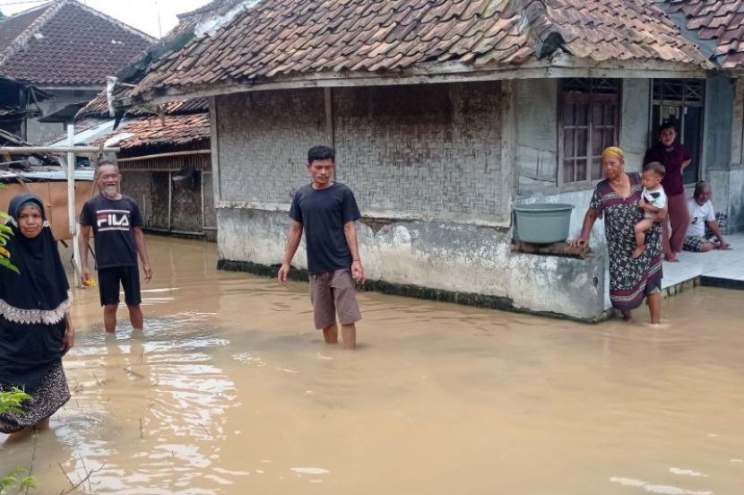 Warga Kecamatan Maja Kabupaten Lebak,Banten diterjang banjir setinggi 60 sentimeter akibat luapan Sungai Cibereum setelah dilanda hujan intensitas tinggi pada pekan lalu, Mei 2024. 
