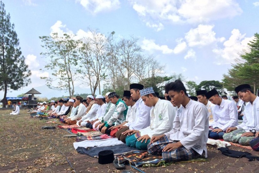 Warga Kecamatan Mangkubumi, Kota Tasikmalaya, melaksanakan shalat istisqa di pinggir Situ Gede, Jumat (4/10). 