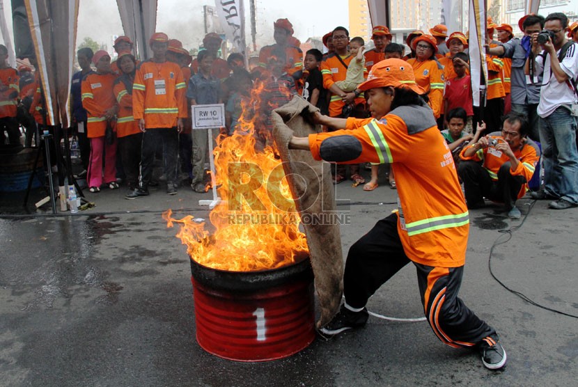   Warga kecamatan Tambora mengikuti lomba ketangkasan Satgas pencegahan kebakaran di kawasan Tambora, Jakarta Barat, Ahad (31/8). (Republika/Yasin Habibi)