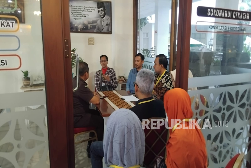 Warga keluarga warga Lempuyangan, Yogyakarta, Senin (23/6/2025), mendatangi Kejaksaan Tinggi Daerah Istimewa Yogyakarta (Kejati DIY) untuk meminta perlindungan hukum terkait kompensasi atas bangunan fisik yang telah mereka tempati puluhan tahun di lahan PT Kereta Api Indonesia (PT KAI).