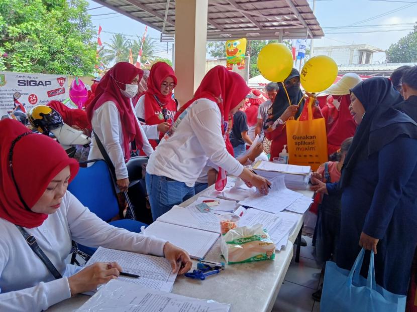 Warga Kelurahan Cipanengah, Kecamatan Lembursitu, Kota Sukabumi membuat dokumen kependudukan, Sabtu (21/8/2022).