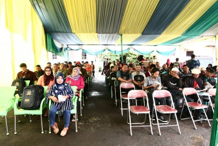 Wakil Ketua MPR, Hidayat Nur Wahid, memberikan ceramah dalam pertemuan dengan saat bertemu warga Kelurahan Kelapa Dua, Kecamatan Kebon Jeruk, Jakarta, Ahad (23/10).