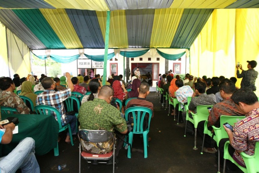 Wakil Ketua MPR, Hidayat Nur Wahid, memberikan ceramah dalam pertemuan dengan saat bertemu warga Kelurahan Kelapa Dua, Kecamatan Kebon Jeruk, Jakarta, Ahad (23/10).