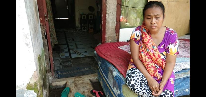 warga Kelurahan Lontar baru, Kecamatan Serang, Kota Serang, Provinsi Banten, Yuli Nur Amelia (42 tahun) yang kisahnya viral pada Sabtu (18/4). Ia menyebut telah tidak makan selama dua hari karena penghasilan keluarganya terhenti akibat Covid-19. 
