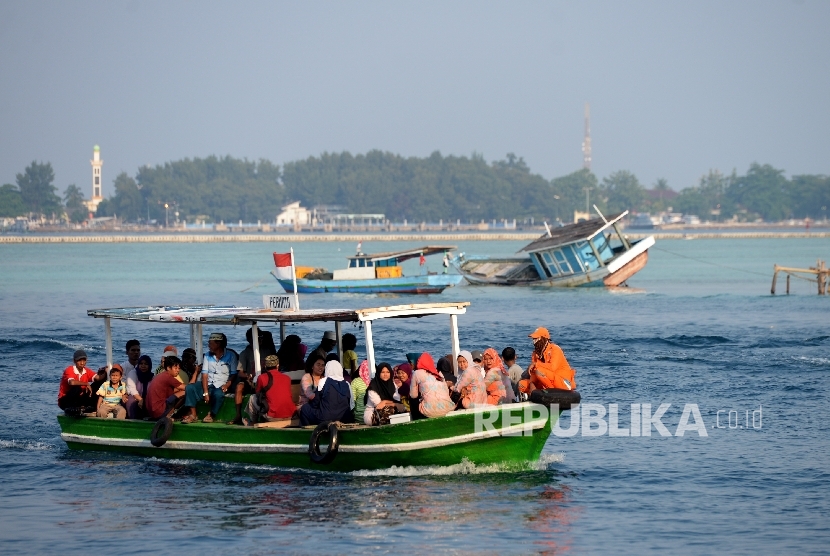  Aktifitas warga Kepulauan Seribu menggunakan ojek kapal dari satu pulau ke pulau yang lain (ilustrasi)