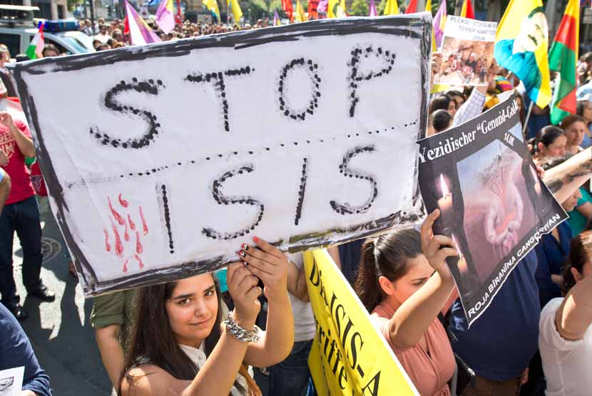   Warga keturunan Kurdi dan golongan Yazidi berunjuk rasa menolak ISIS di Frankfurt, Jerman, Sabtu (9/8). 